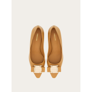 New Vara Plate Low Heel Pump - Ladies - Light Camel